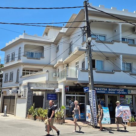 Monalysa Holidays Гранд Байе Екстериор снимка